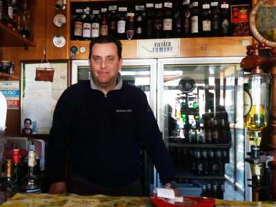 �Ho ereditato il negozio da mio padre Tommaso che l�apr� ben 47 anni fa � ci dice il proprietario della Mancini-. In questi anni ne abbiamo viste tante. Fino a un decennio fa infatti la piazza era viva anche di notte, ora dopo le 23 sembra scatti il coprifuoco� (foto di Marianna Colasanto)